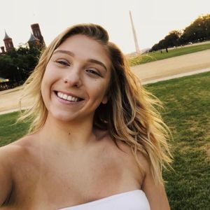 Meet your Posher, Larissa